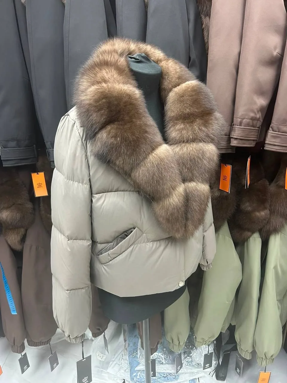 Новые пуховики с натуральным меховым воротником уже — фото 4
