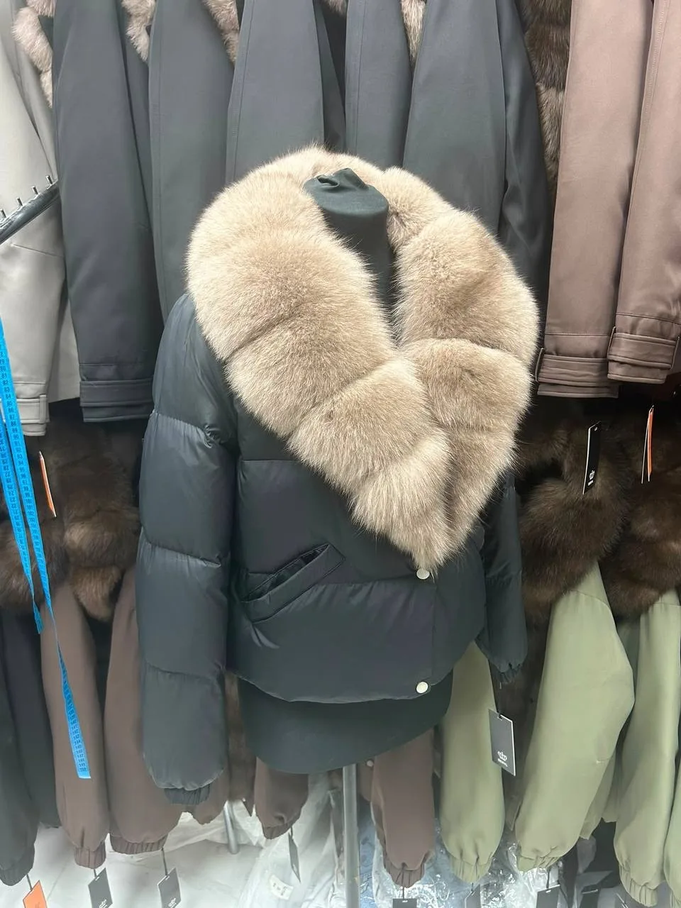 Новые пуховики с натуральным меховым воротником уже — фото 5