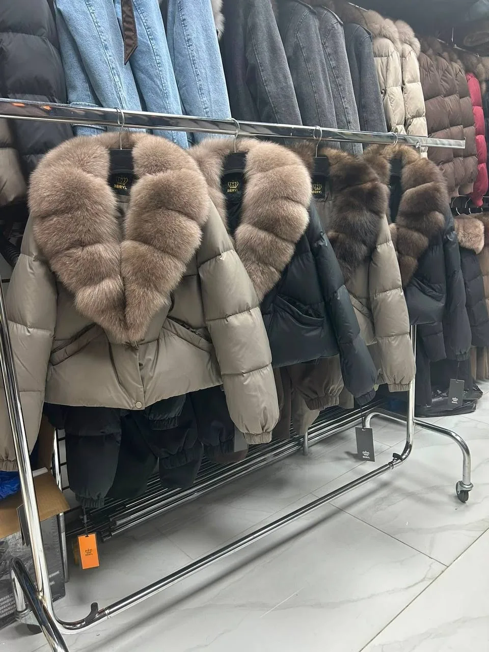 Новые пуховики с натуральным меховым воротником уже — фото 6