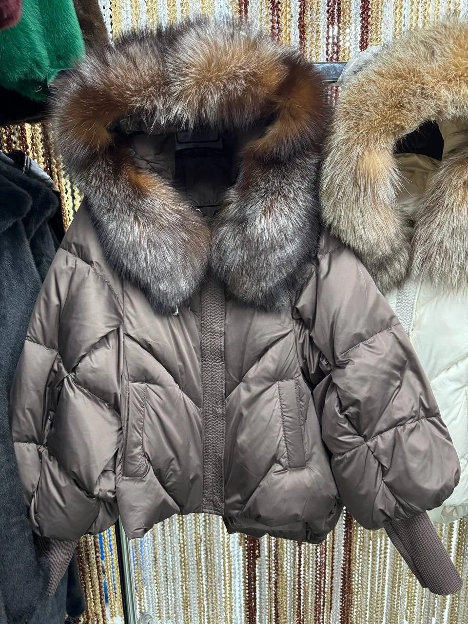Пуховики люкс с натуральным мехом песца — фото 2