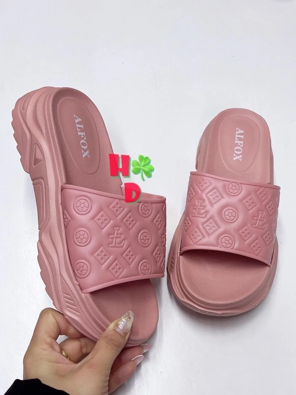 Набор из домашних тапок разного цвета — фото 8