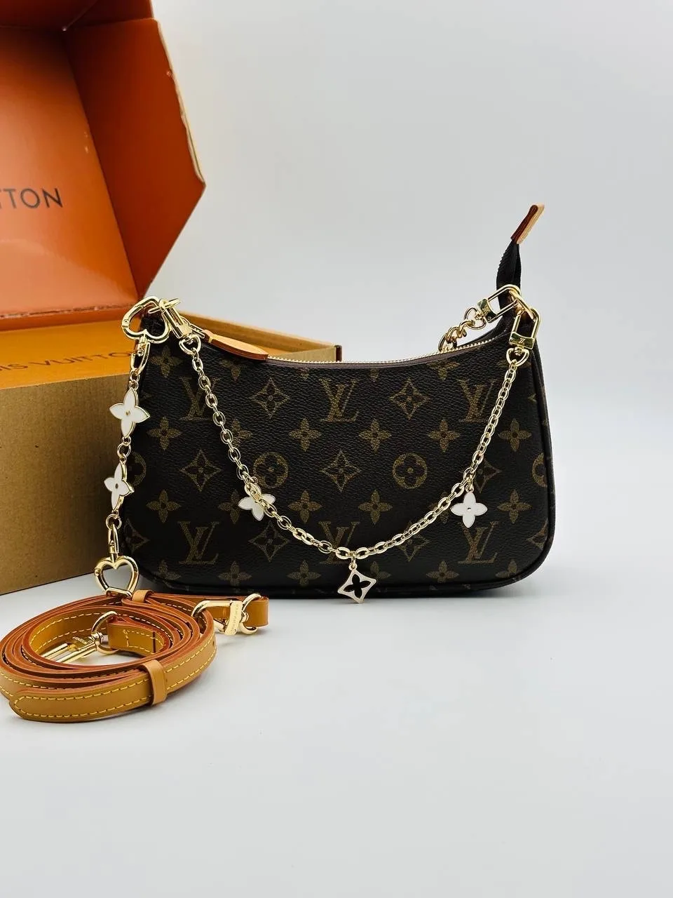 Louis Vuitton Сумка выполнена из натуральной канве — фото 1