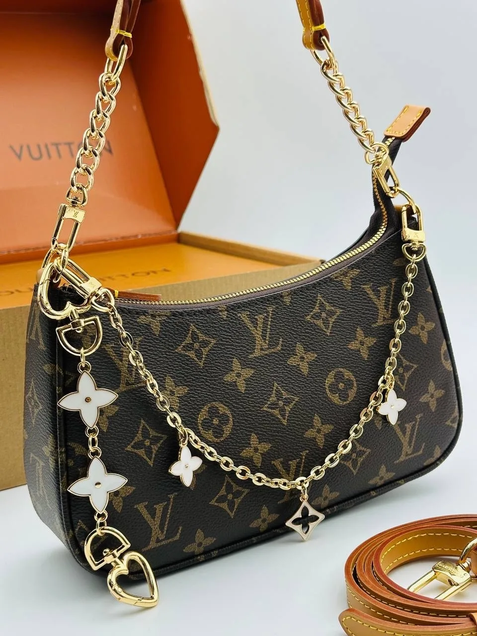 Louis Vuitton Сумка выполнена из натуральной канве — фото 5