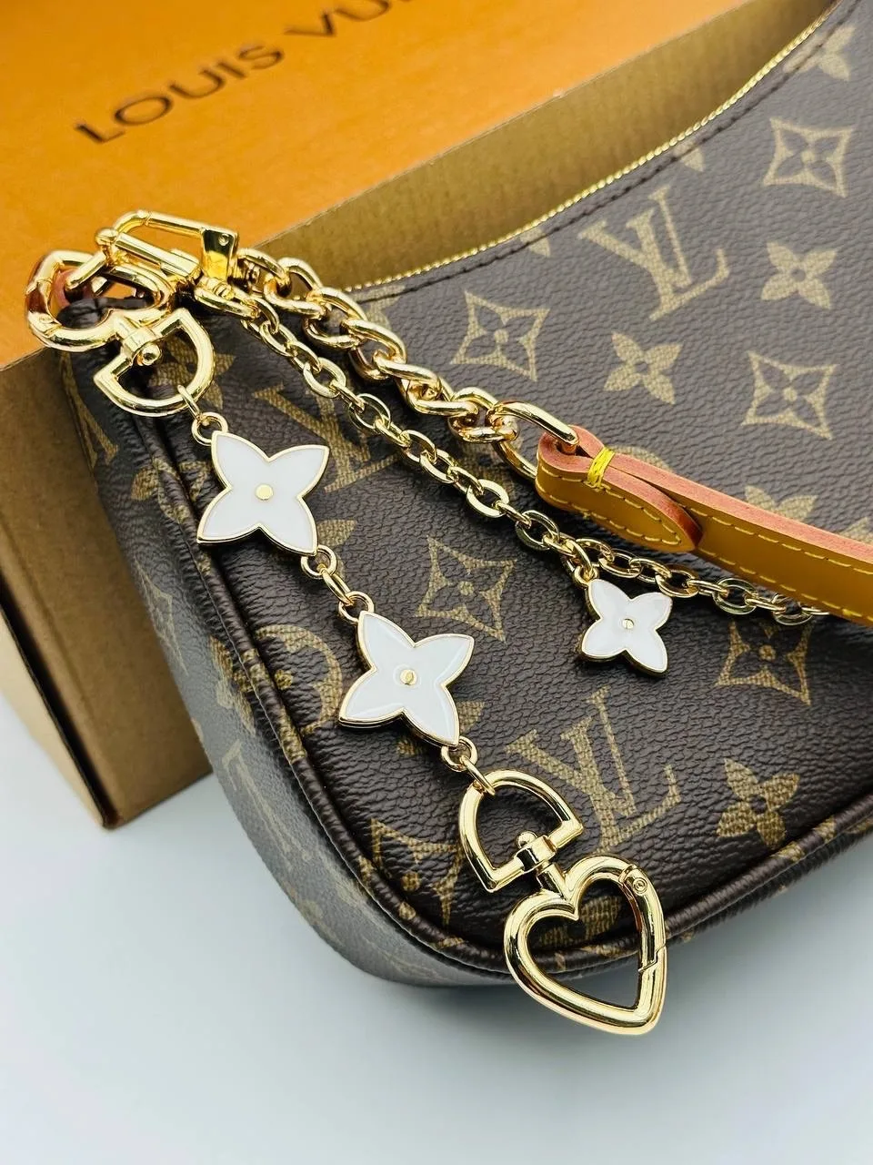 Louis Vuitton Сумка выполнена из натуральной канве — фото 6