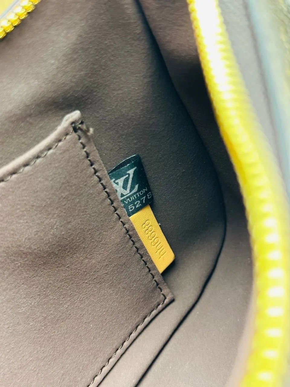 Louis Vuitton Сумка выполнена из натуральной канве — фото 9