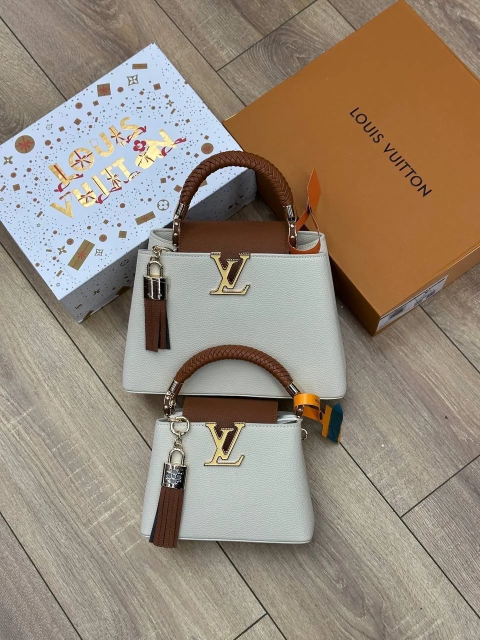 Сумка Capucines от Louis Vuitton выполнена из натуральной кожи — фото 1