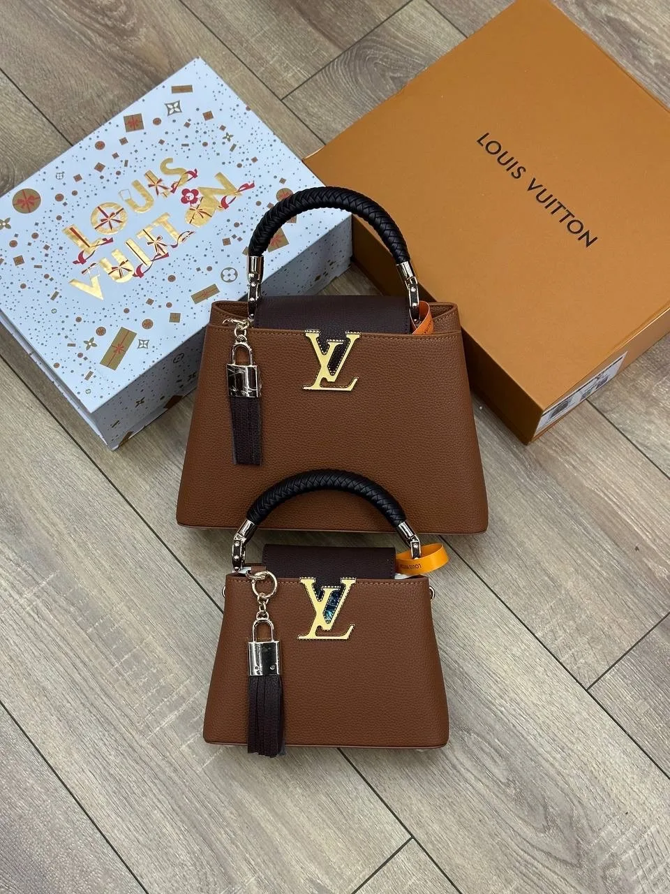 Сумка Capucines от Louis Vuitton выполнена из натуральной кожи — фото 2