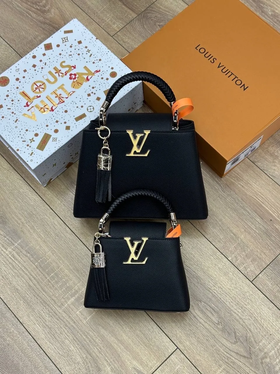 Сумка Capucines от Louis Vuitton выполнена из натуральной кожи — фото 3