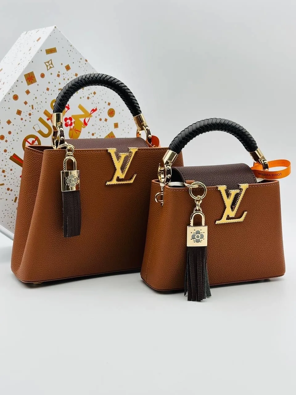 Сумка Capucines от Louis Vuitton выполнена из натуральной кожи — фото 6