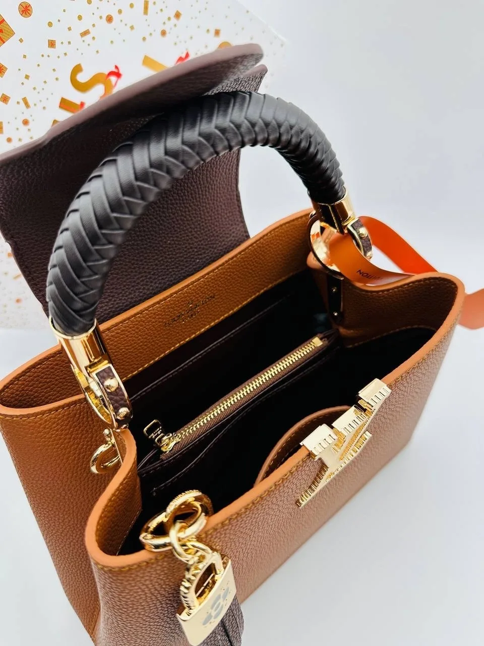 Сумка Capucines от Louis Vuitton выполнена из натуральной кожи — фото 8