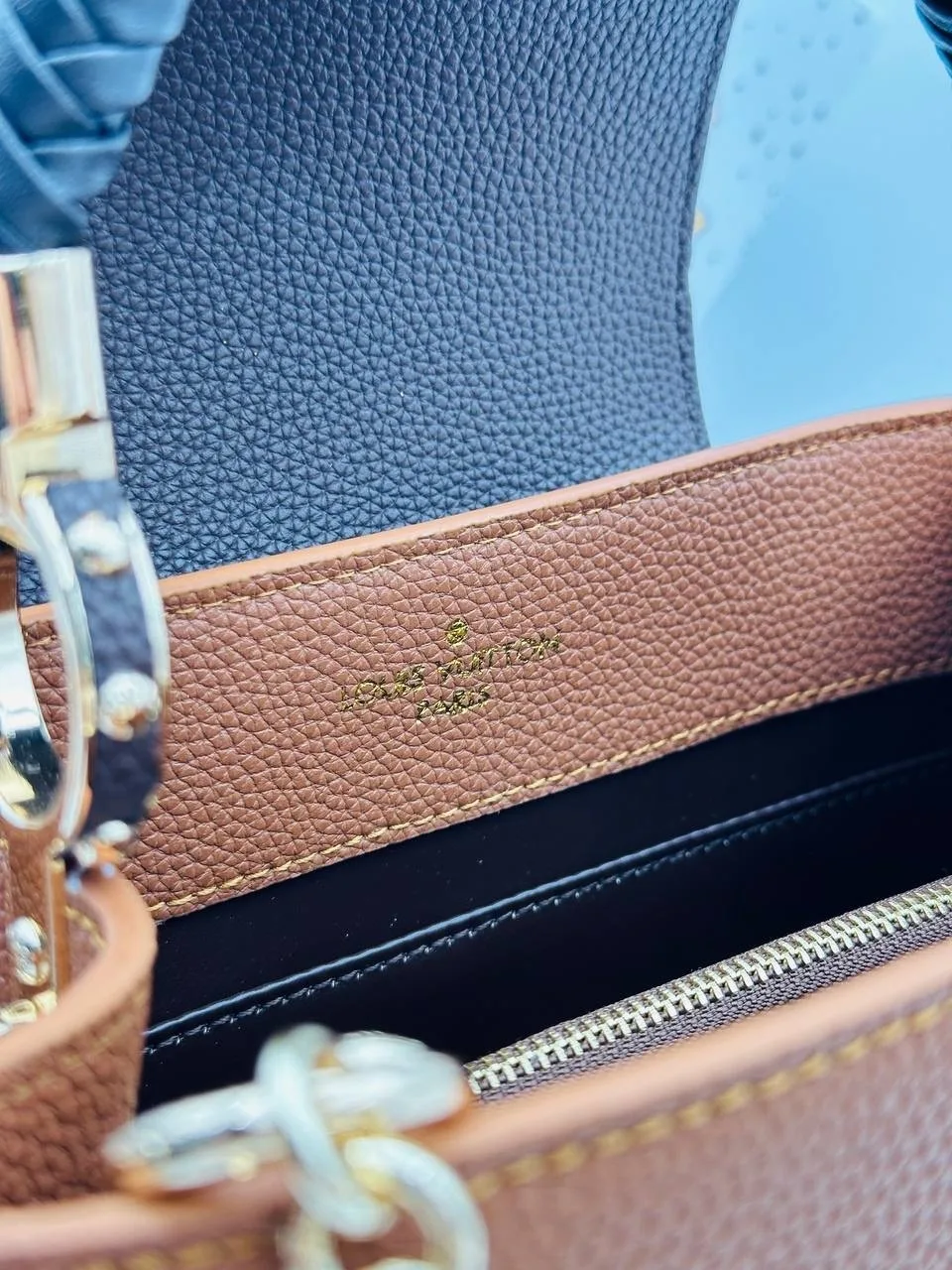 Сумка Capucines от Louis Vuitton выполнена из натуральной кожи — фото 9