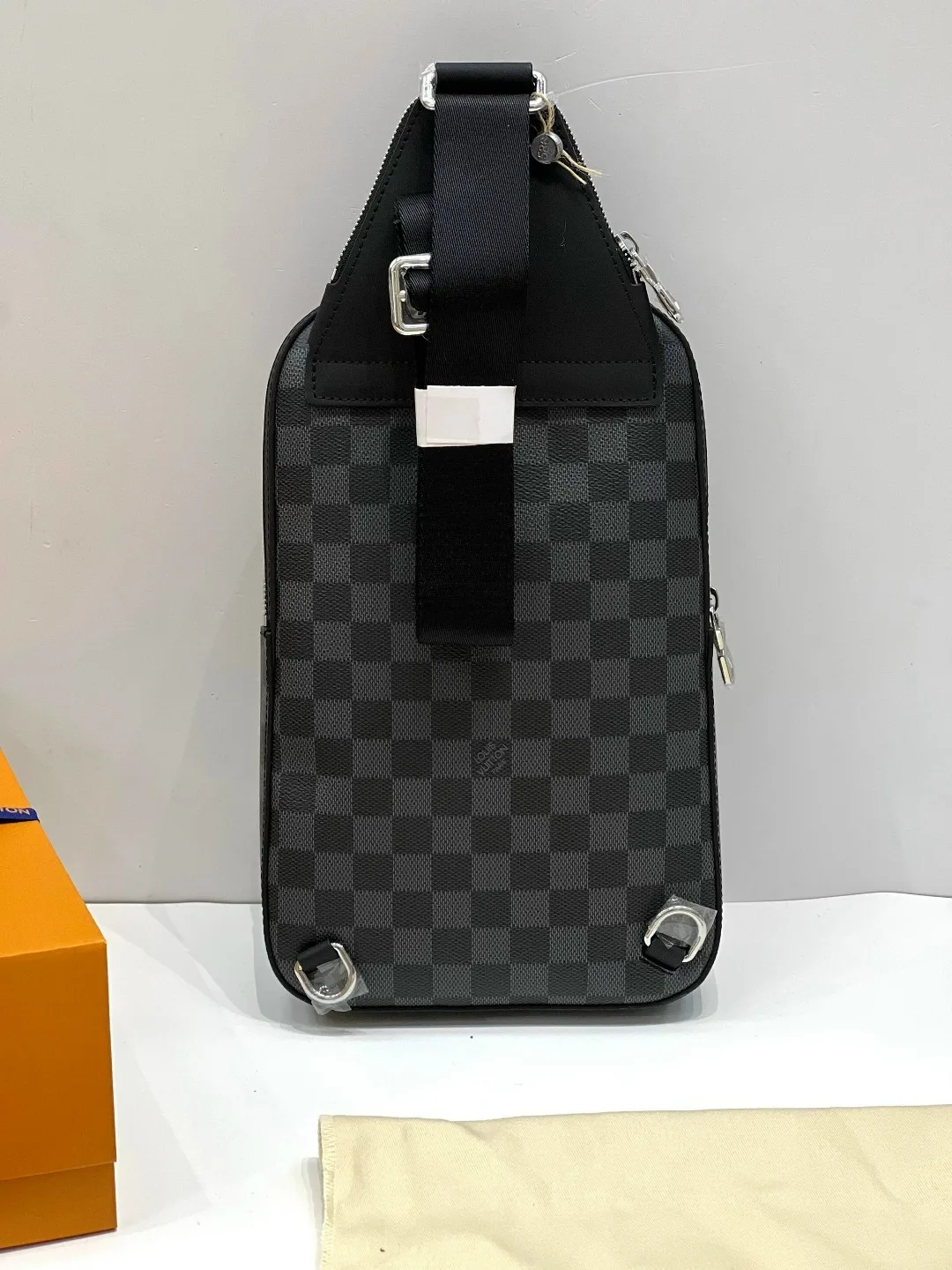 Louis Vuitton Avenue Sling Bag NM — мужская сумка через плечо — фото 3