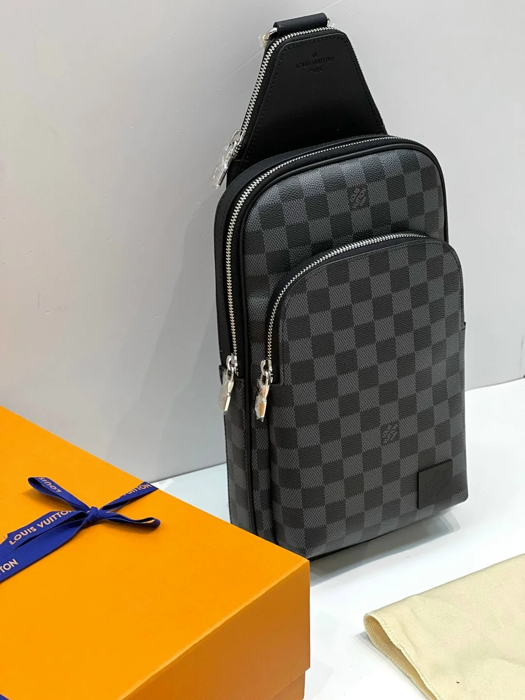 Louis Vuitton Avenue Sling Bag NM — мужская сумка через плечо — фото 5
