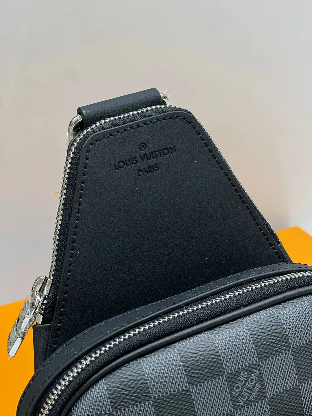 Louis Vuitton Avenue Sling Bag NM — мужская сумка через плечо — фото 7
