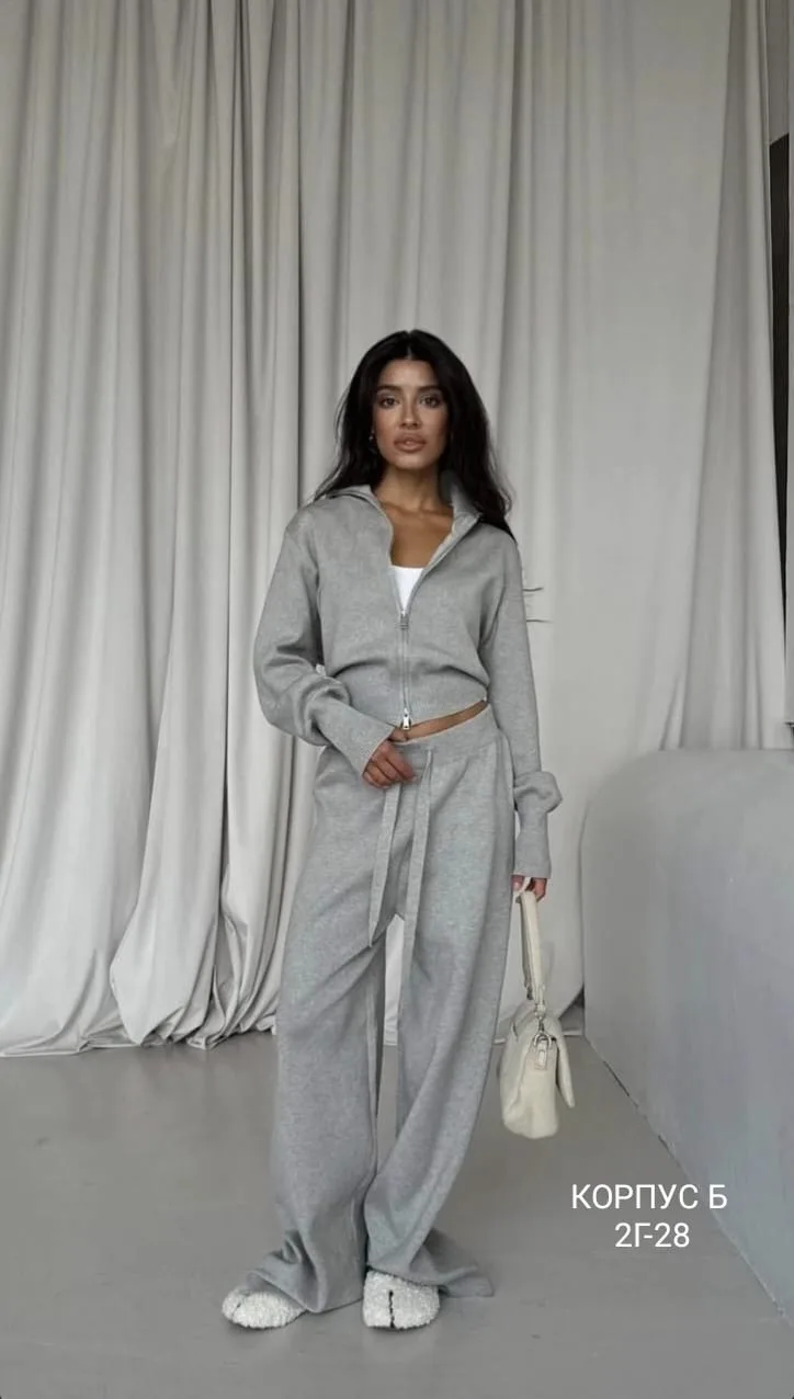 Мягкий костюм-двойка с приталенной кофточкой и брюками-клёш — фото 2