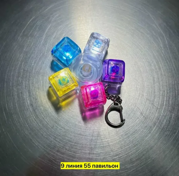 Игрушка из пластика с подсветкой, объединяющая клавиатуру и спинне — фото 1
