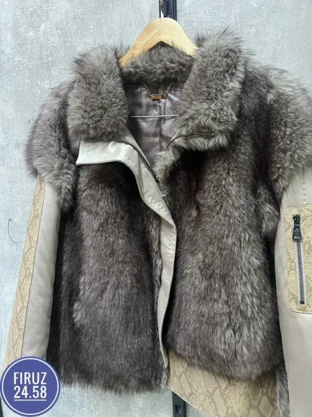 Куртка из натуральной норки с графитовым оттенком и современным дизайном — фото 4