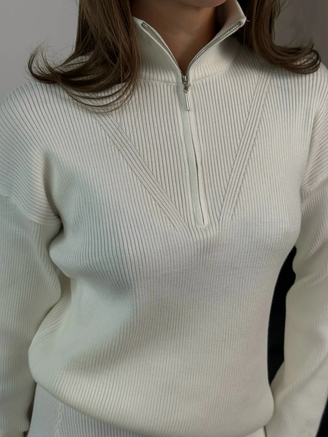 Костюм двойка из вязаного материала — фото 5