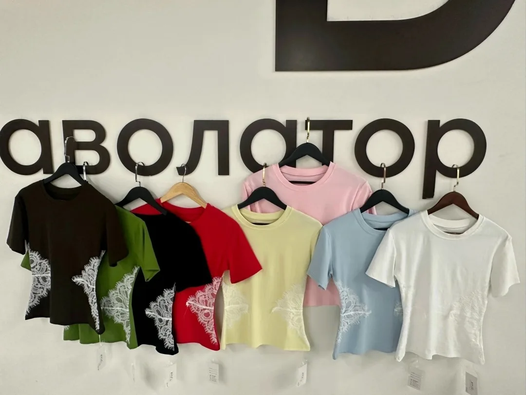 Облегающая футболка из хлопка с декоративным гипюром — фото 6