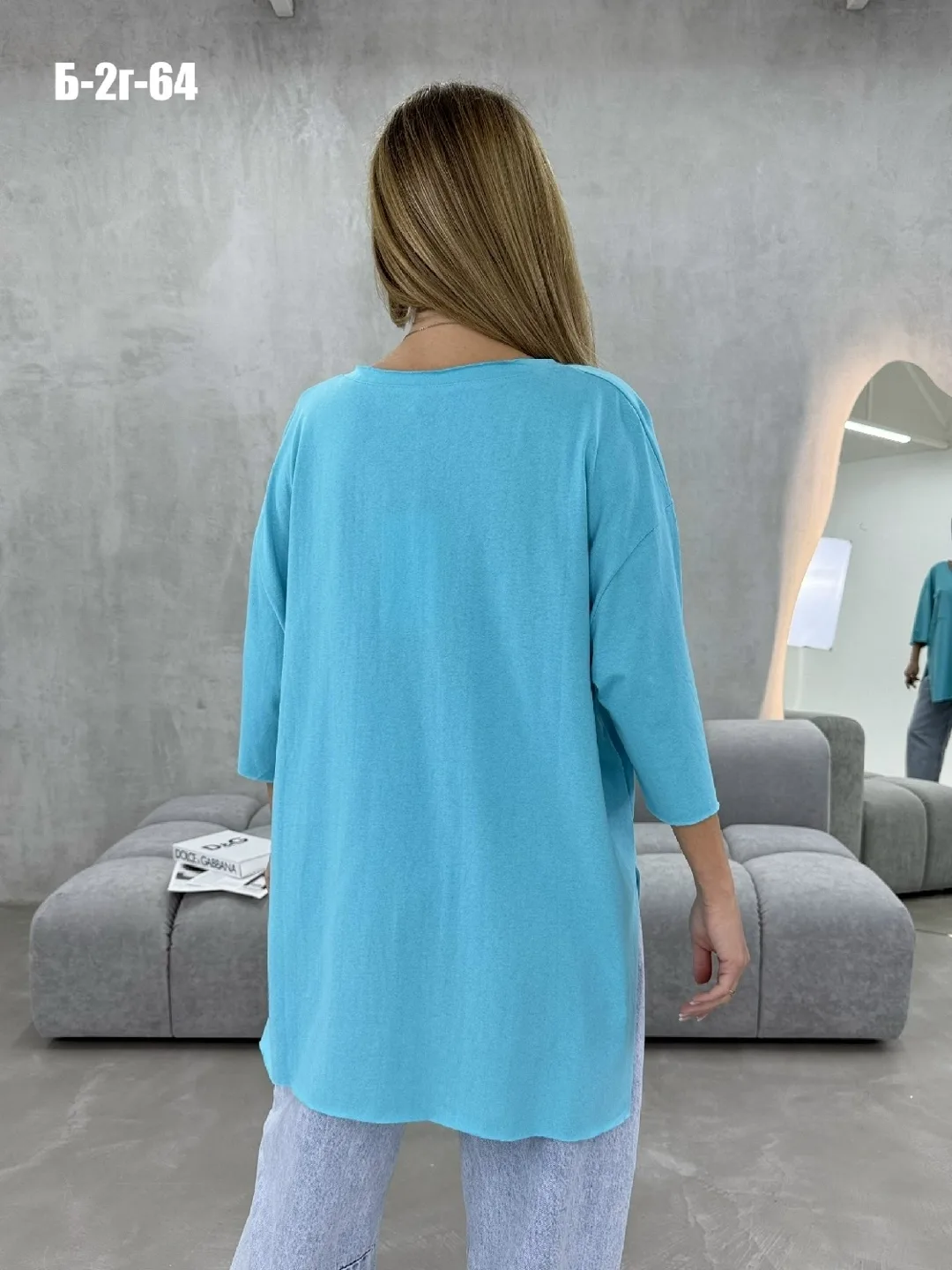 Женская футболка oversize из 95 хлопка и 5 лайкры с боковыми разрезами — фото 2