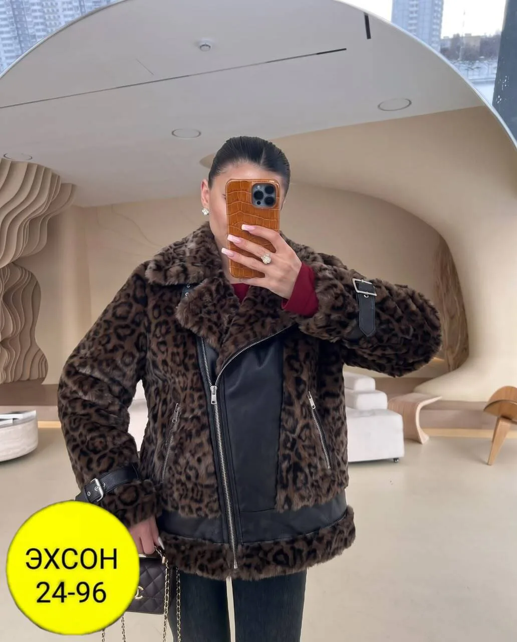 Стильная дублёнка с эффектным леопардовым принтом Модель отлично смотрится с джинсами и подходит для создания ярких повс — фото 1