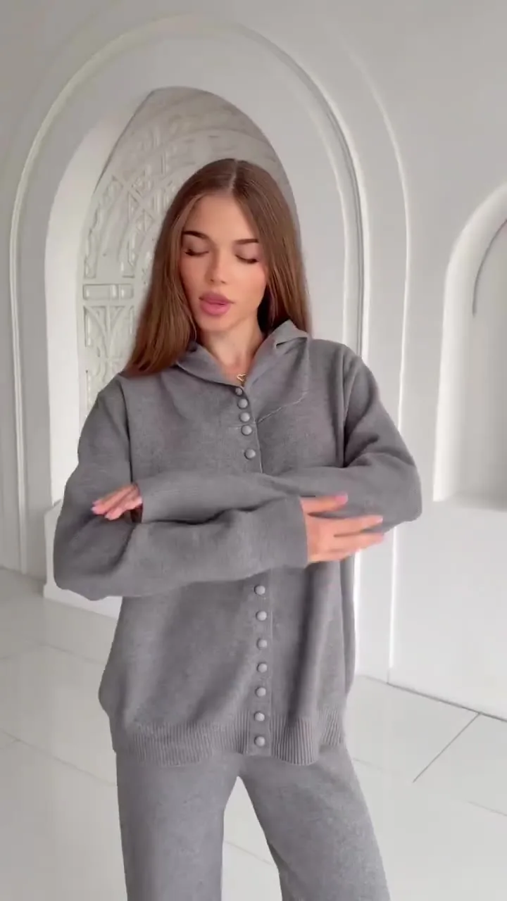 Комфортный трикотажный костюм двойка с капюшоном из смесовой ткани хлопок, полиэстер — видео