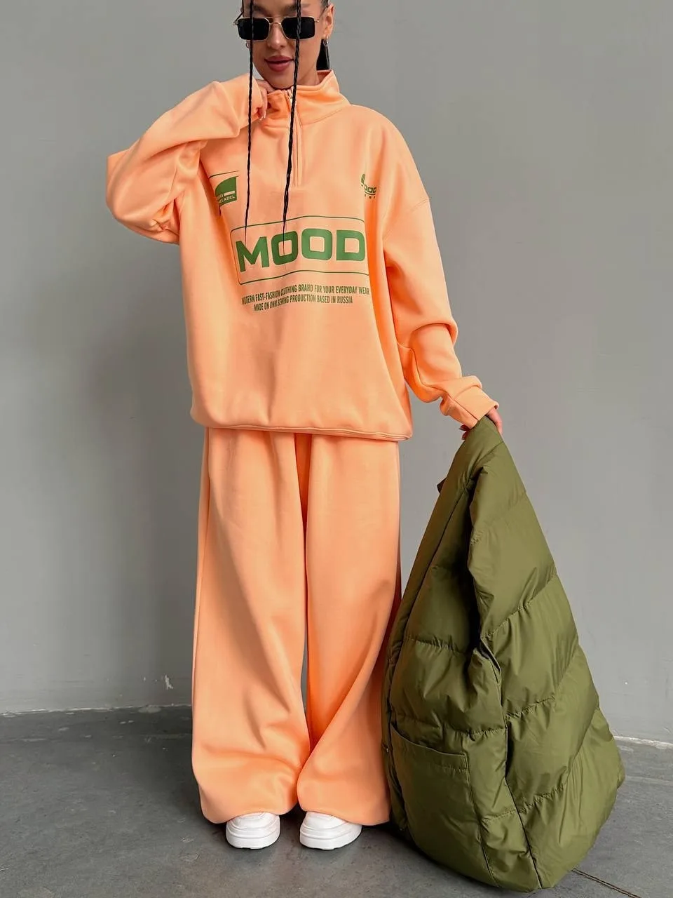 Яркий костюм свободного кроя свитшот с воротником на молнии, принт MOOD и широкие брюки — фото 3