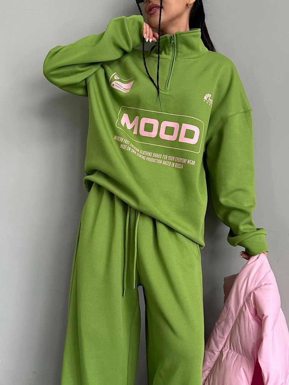Яркий костюм свободного кроя свитшот с воротником на молнии, принт MOOD и широкие брюки — фото 4
