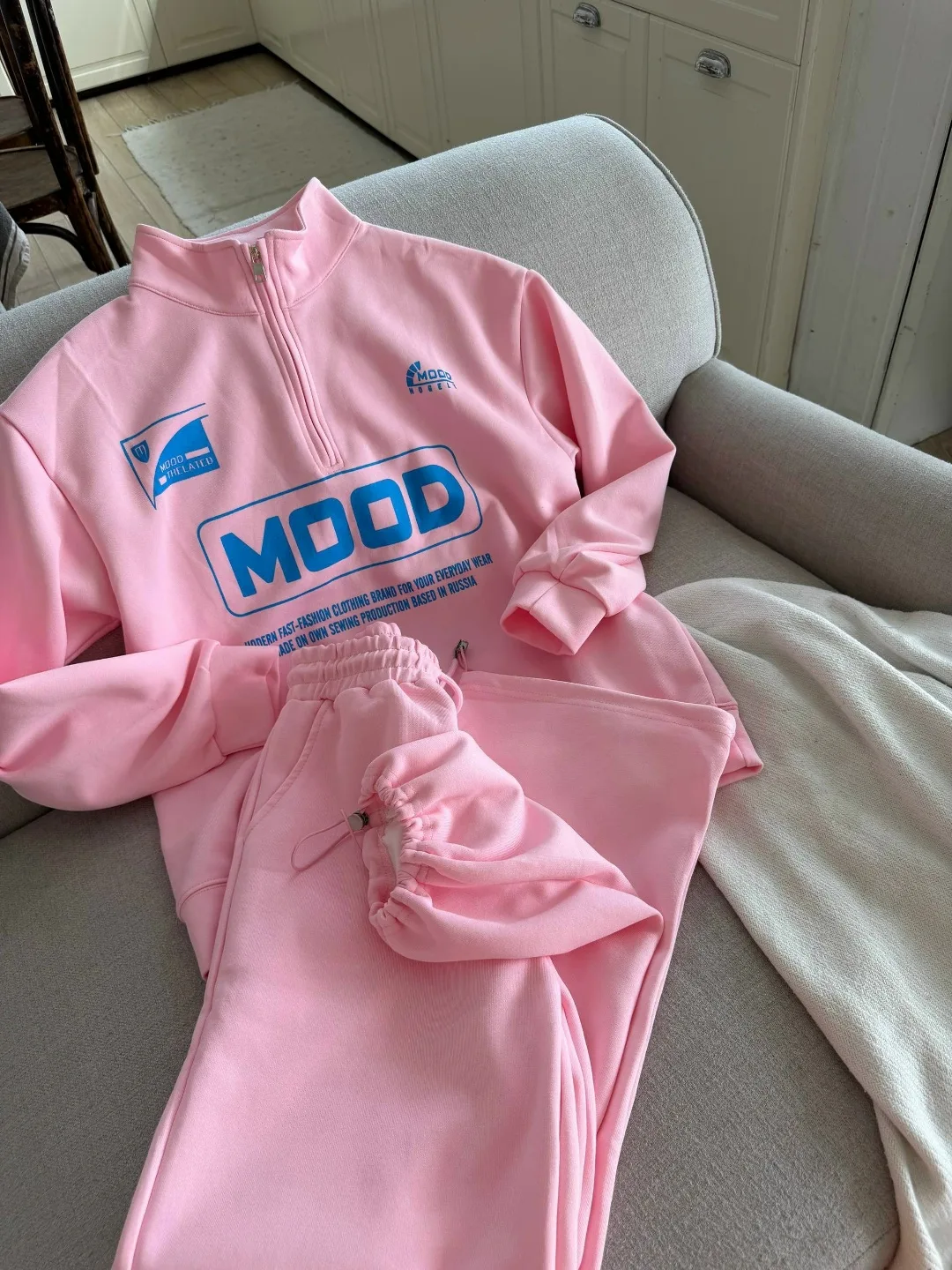 Яркий костюм свободного кроя свитшот с воротником на молнии, принт MOOD и широкие брюки — фото 7