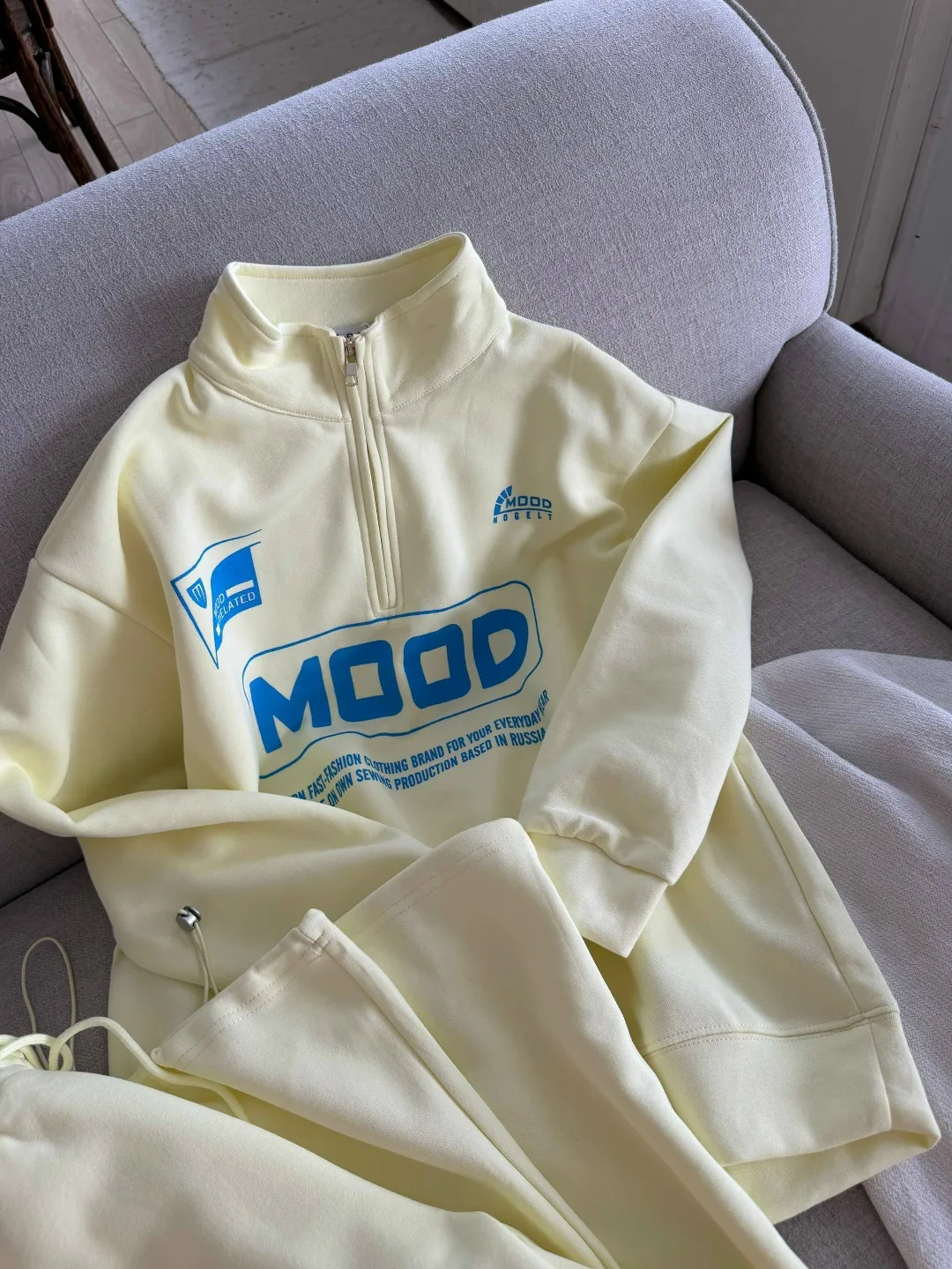 Яркий костюм свободного кроя свитшот с воротником на молнии, принт MOOD и широкие брюки — фото 8