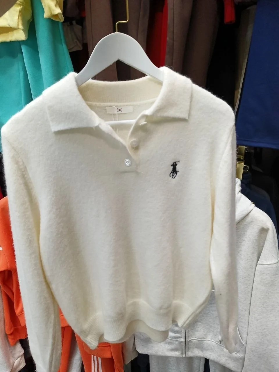Тeплый свитер с пуговицами и фирменной вышивкой POLO - универсальная модель для стильных повседневных образов — фото 19