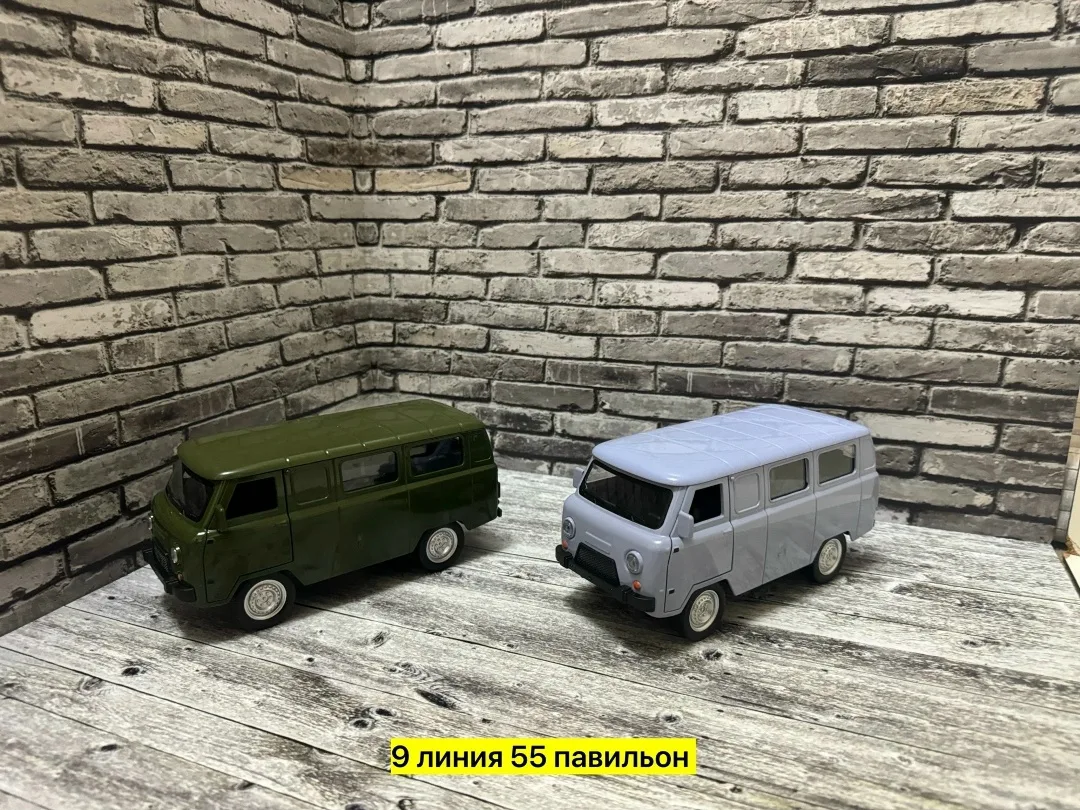 Металлическая игрушка-машина с открытыми дверями и багажником — фото 1