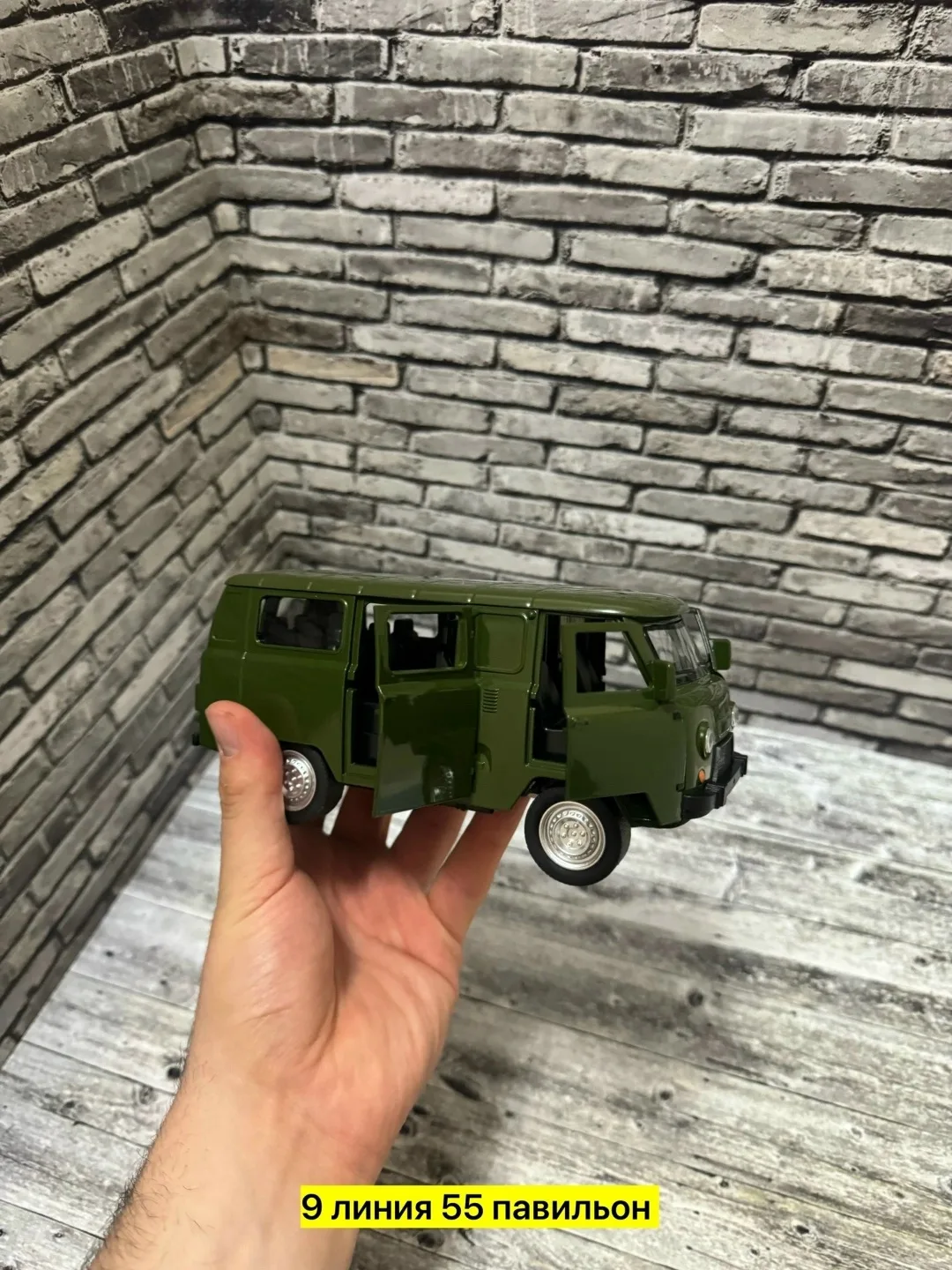Металлическая игрушка-машина с открытыми дверями и багажником — фото 3