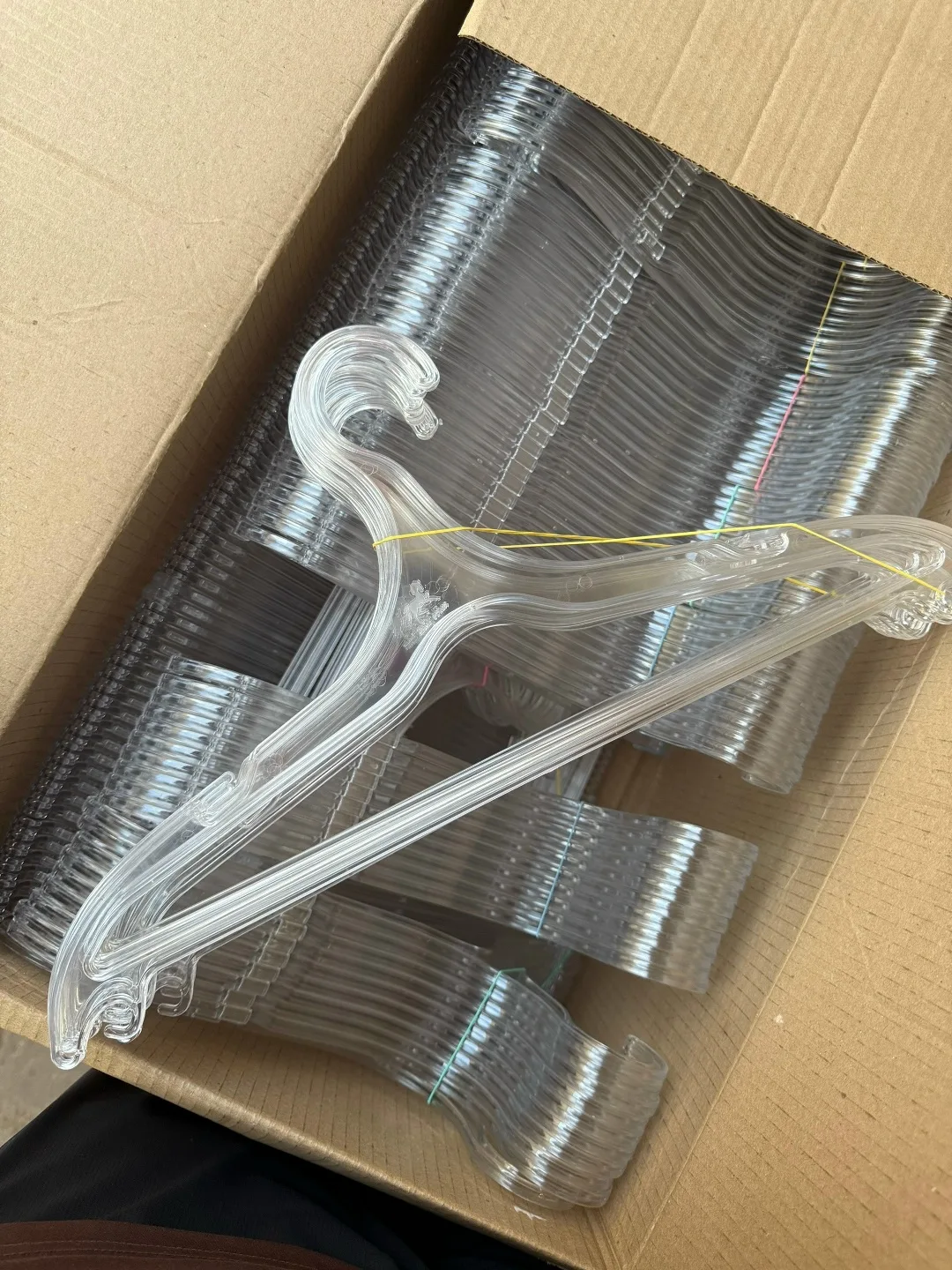 Комплект вешалок для одежды из пластика с крючками для брюк и выемками для одежды — фото 8