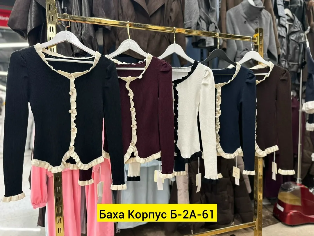 Свитер из натурального материала с плотной вязкой — фото 11