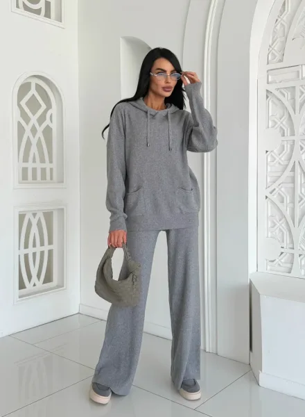 Мягкий костюм-двойка из ткани шерсть/акрил с капюшоном и свободными брюками шерсть / акрил — фото 1