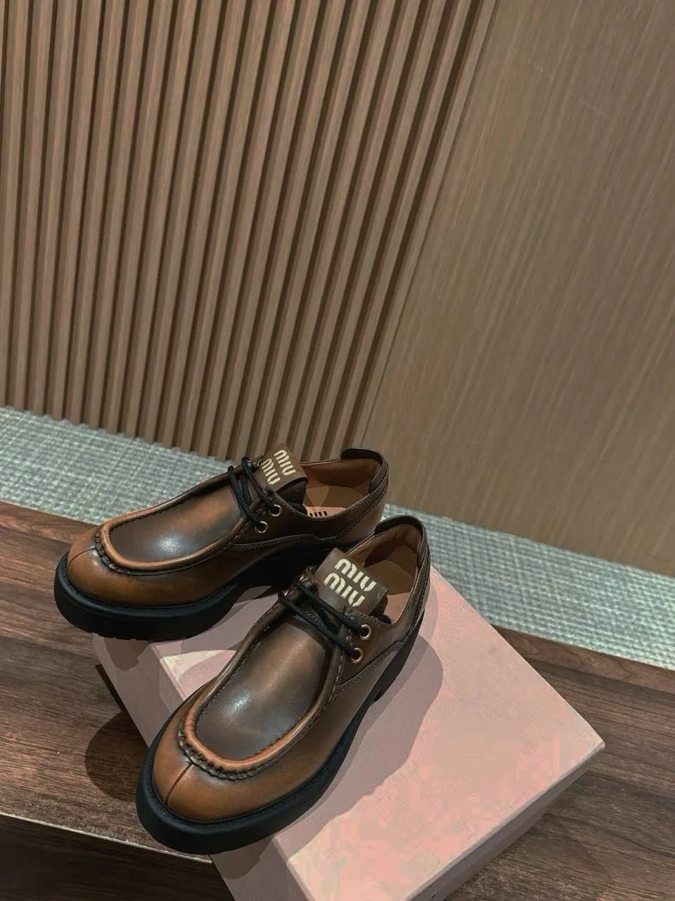 Деконструктивные женские лоферы Miu на утолщенной тракторной платформе — фото 8