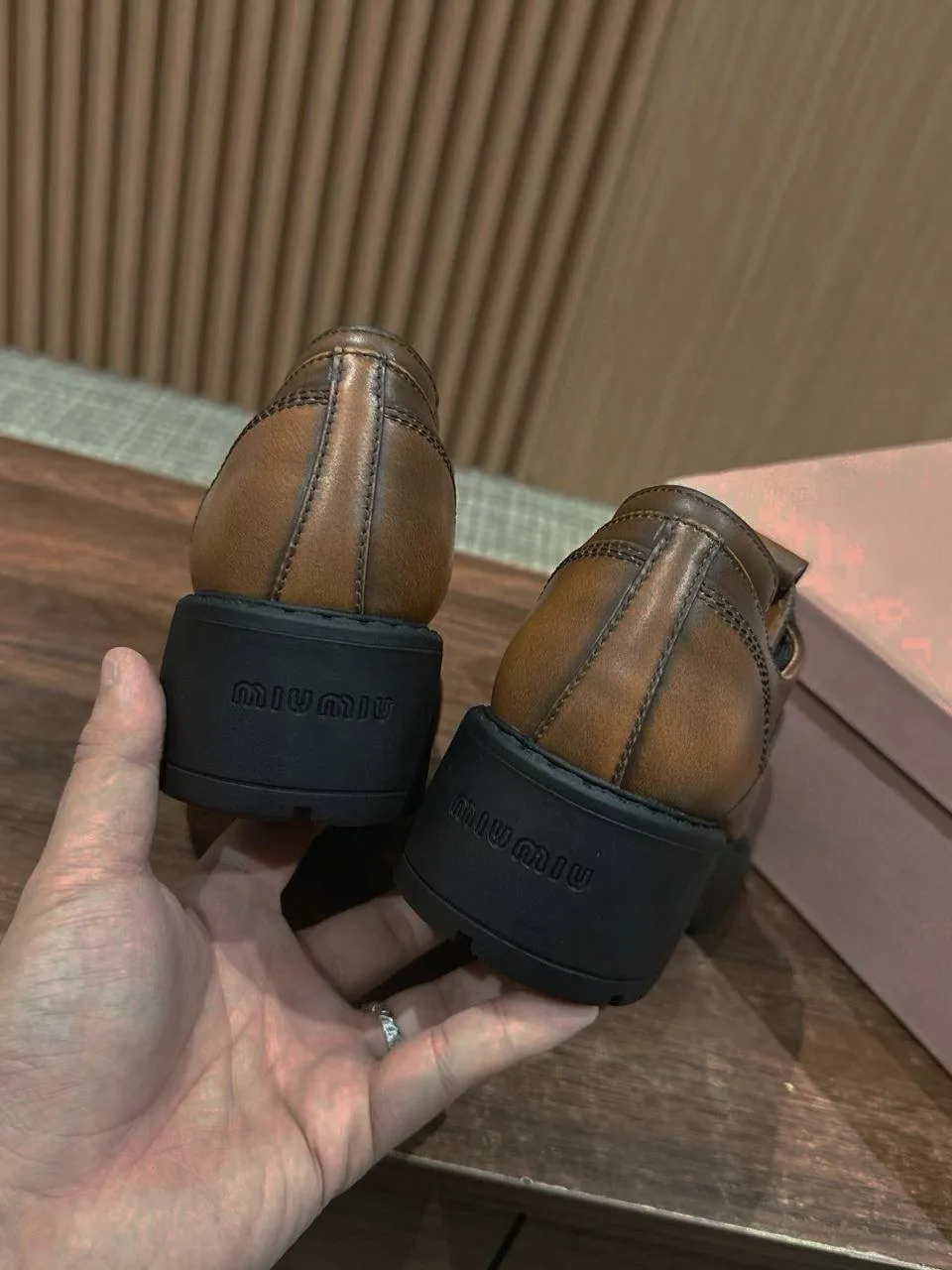 Деконструктивные женские лоферы Miu на утолщенной тракторной платформе — фото 10