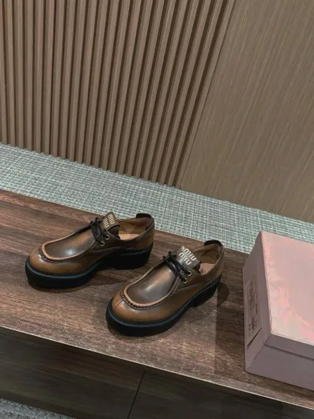 Деконструктивные женские лоферы Miu на утолщенной тракторной платформе — фото 9