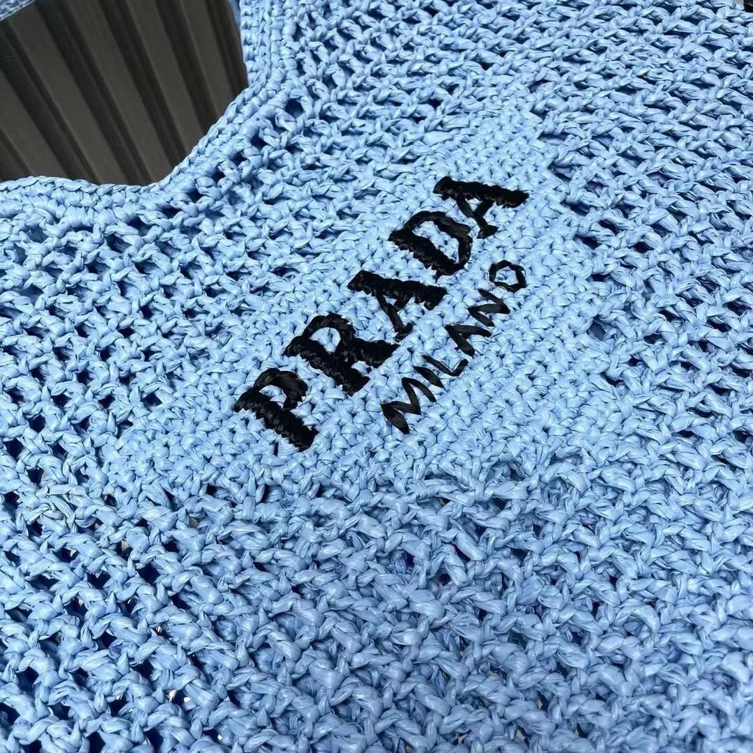 Плетёная сумка PRADA RAFFIA в голубом — фото 5