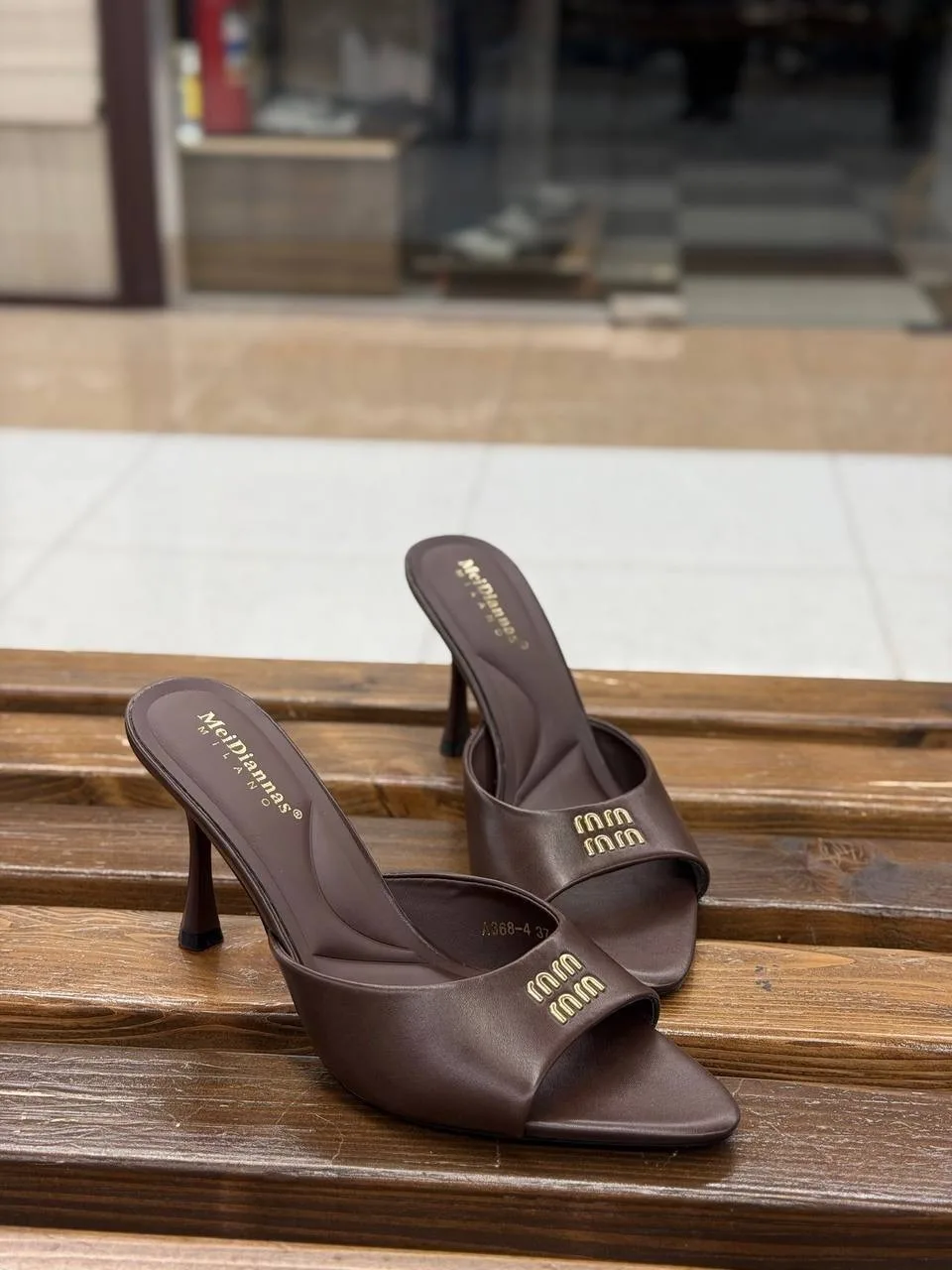 Коричневые лакированные туфли на высоком каблуке — фото 3