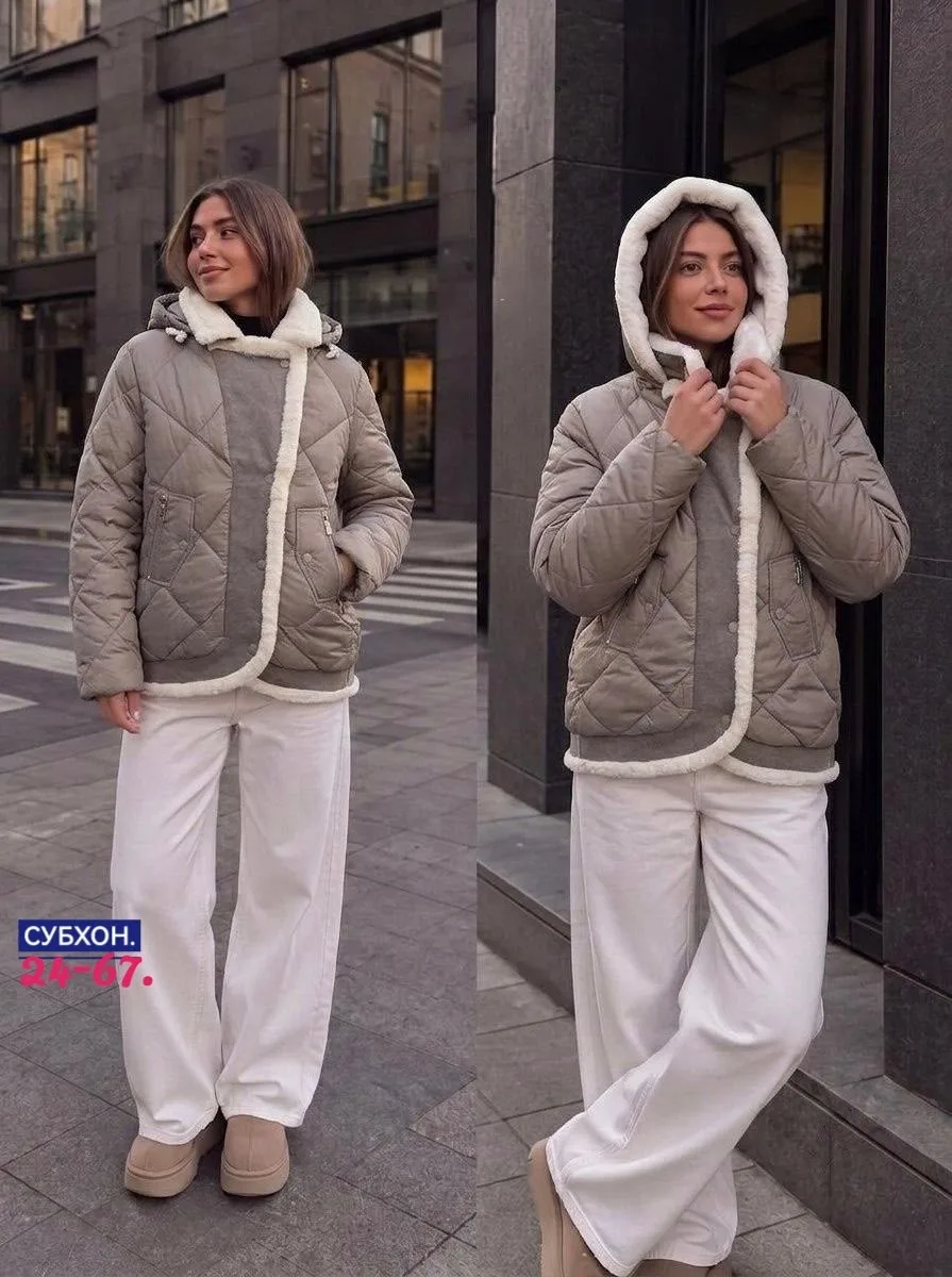 Женская куртка с подкладкой и карманами на копюшоне — фото 1