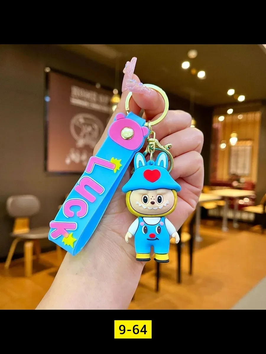 Игрушечный брелок в образе Лабубу из пластика — фото 5