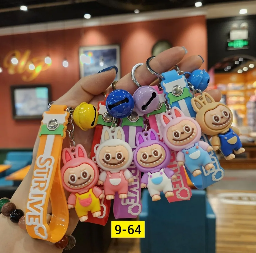 Игрушечный брелок в образе Лабубу из пластика — фото 7