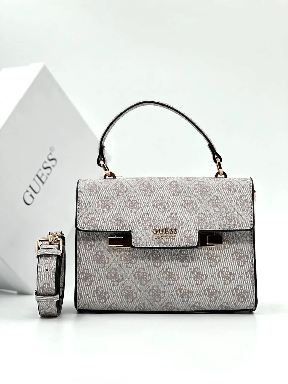 Женская сумка из эко кожи бренда Guess — фото 3