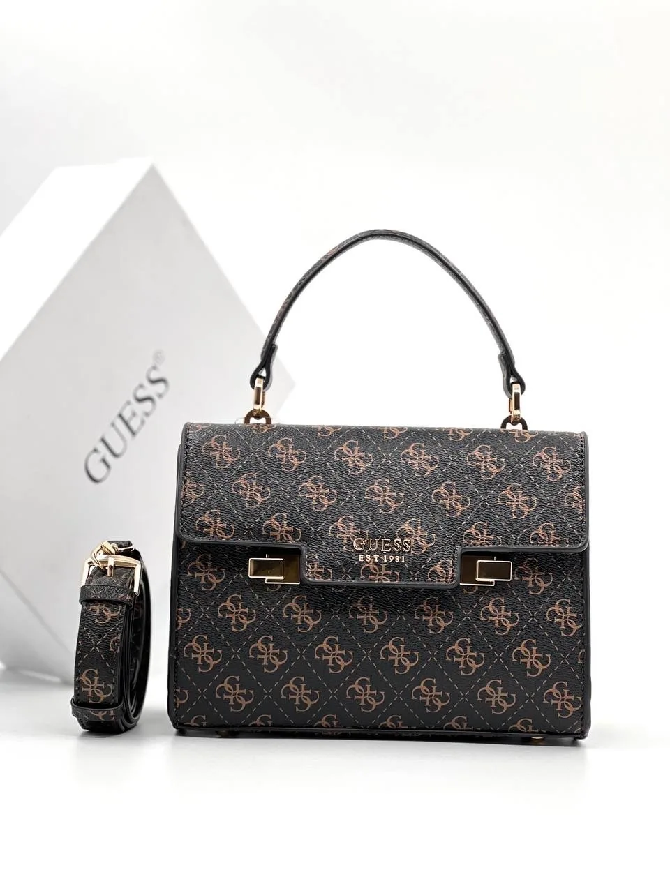 Женская сумка из эко кожи бренда Guess — фото 4