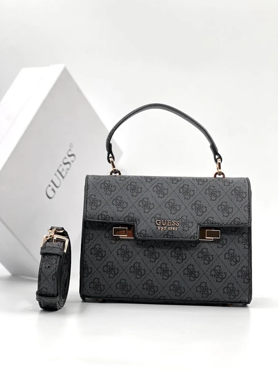 Женская сумка из эко кожи бренда Guess — фото 6