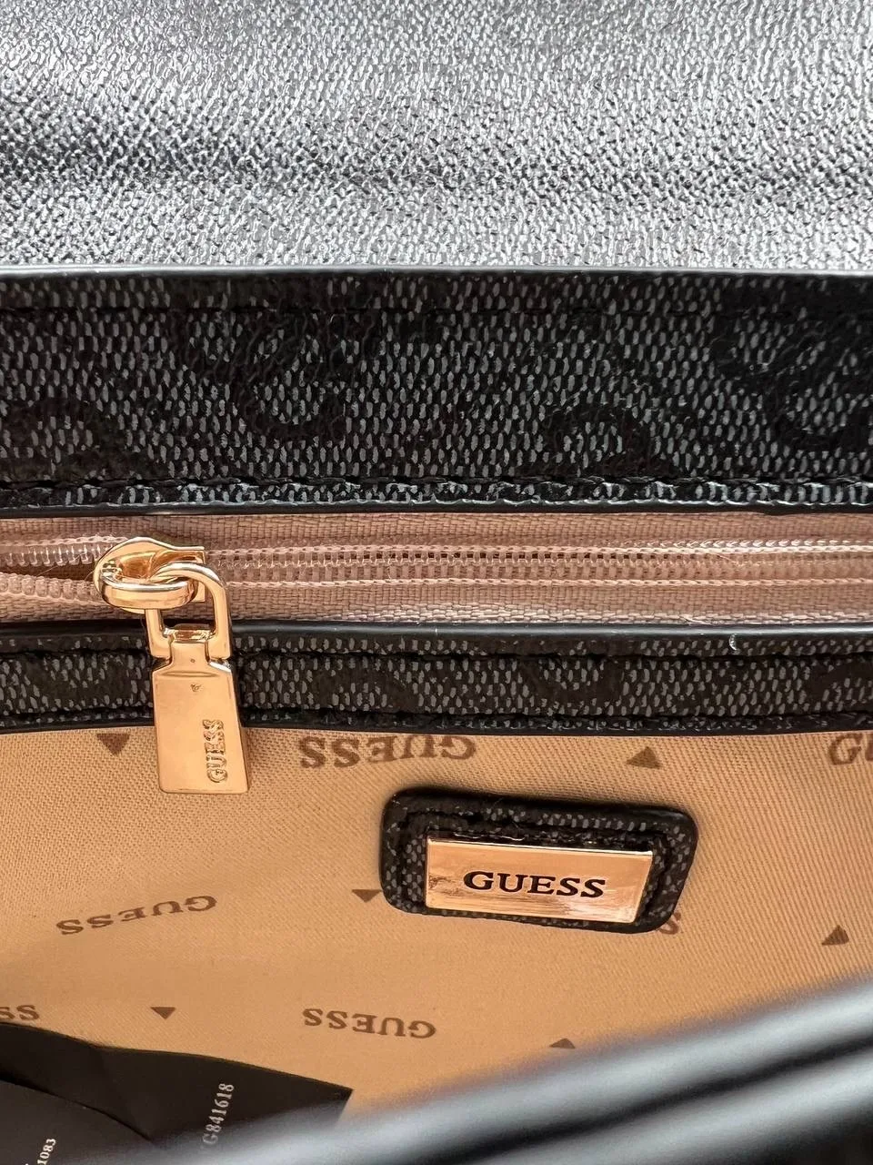 Женская сумка из эко кожи бренда Guess — фото 9