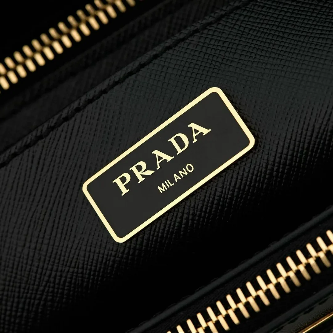 Средняя сумка Prada Galleria из кожи Saffiano с чёткой формой — фото 4