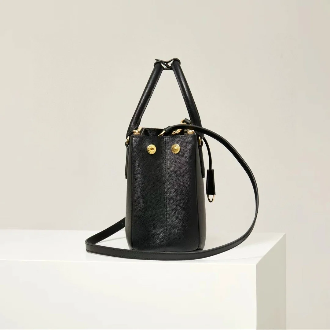 Средняя сумка Prada Galleria из кожи Saffiano с чёткой формой — фото 7